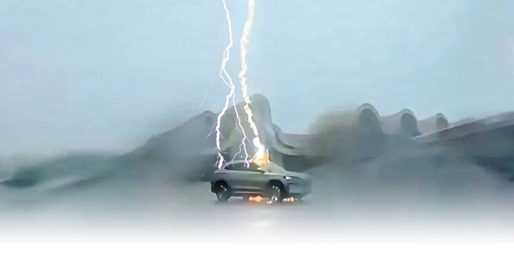 Mobil BYD Tersambar Petir 3 Kali, Penumpang Selamat